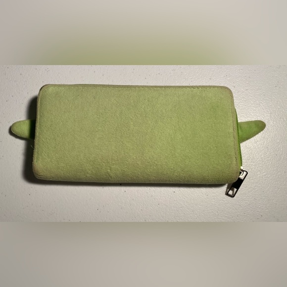 Baby Yoda fuzzy bifold zipper wallet - Picture 2 of 3